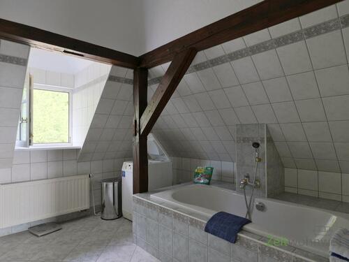 Blick ins Bad mit Waschmaschine - 