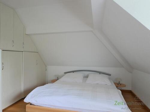 Doppelbett und Wandschränke - 