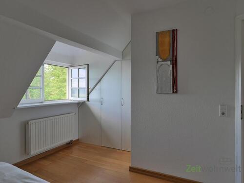 Blick zum begehbaren Kleiderschrank - 