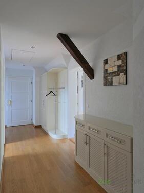 Wohnungsflur mit Garderobe - 