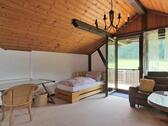 Blick zum Bett - 1 Zimmer Etagenwohnung zur Miete in Langenbieber
