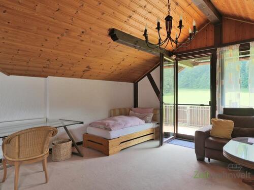 Blick zum Bett - 1 Zimmer Etagenwohnung zur Miete in Langenbieber