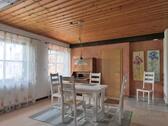 Esstisch im Wohnzimmer - (EF1182_M) Fulda: Hofbieber, großes möbliertes Apartment am Waldrand mit Balkon, Wäschewechsel inklusive