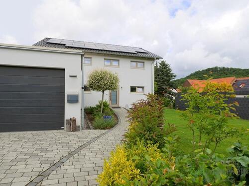 Außenansicht im Sommerregen - (EF1304_M) Kassel-Landkreis: Ahnatal, neu gebautes Niedrig-Energie-Wohnhaus mit Garten, vollmöbliert, 2 Garagen
