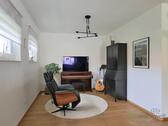 TV und Musik-Ecke im Wohnzimmer - Haus mit 158,00 m² in Ahnatal zur Miete