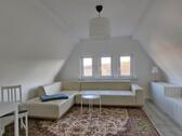 Blick ins Wohnzimmer - (EF1230_M) Erfurt: Hochheim, kleine möblierte Dachgeschosswohnung mit schönem Ausblick über Erfurt