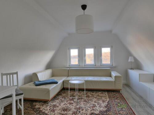 Blick ins Wohnzimmer - (EF1230_M) Erfurt: Hochheim, kleine möblierte Dachgeschosswohnung mit schönem Ausblick über Erfurt