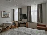 Sitzecke und TV - 1 Zimmer Etagenwohnung zur Miete in Meißen
