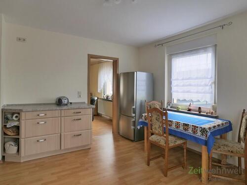 großer Kühlschrank und Esstisch - 