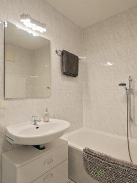 Waschbecken und Wanne - 