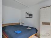 breites Bett in einer Seitennische - 