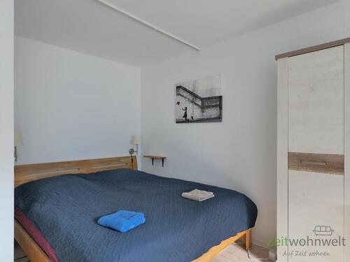 breites Bett in einer Seitennische - 