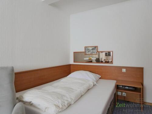 Blick zum Bett - 1 Zimmer Etagenwohnung zur Miete in Meißen