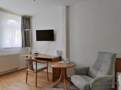 Sessel, TV und Schreibtisch - (EF1160_M) Dresden: Meißen, möbliertes Apartment nahe der Meißener Innenstadt, WLAN