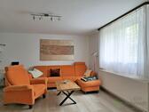 Blick ins Wohnzimmer - (EF1090_M) Erfurt: Marbach, neu möblierte 2-Zimmer-Wohnung mit separatem Hauseingang, WLAN inklusive