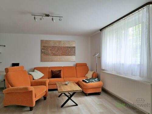 Blick ins Wohnzimmer - (EF1090_M) Erfurt: Marbach, neu möblierte 2-Zimmer-Wohnung mit separatem Hauseingang, WLAN inklusive