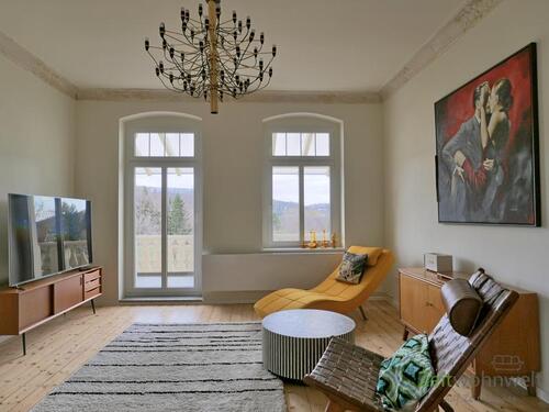 Blick zum Balkon - (EF1113_M) Gera: Röppisch: stilsicher möblierte Wohnung mit Holzdielung, Balkon, PKW-Stellplatz und Garten