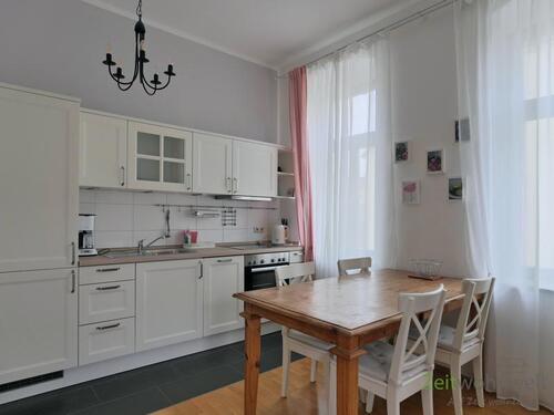 Einbauküche und Esstisch - (EF1118_M) Dresden: Blasewitz, möblierte 2-Zimmer-Wohnung mit Dusche, Wanne, PKW-Stellplatz und Balkon