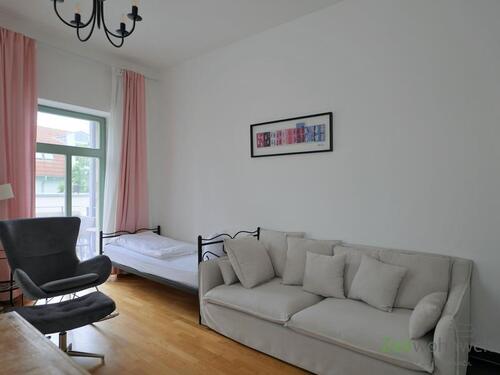 Sofa, Gästebett, Balkonausgang - 2 Zimmer Etagenwohnung in Dresden