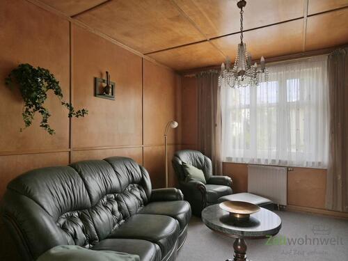 Sofa und Sessel im Wohnzimmer - 4 Zimmer Haus in Dresden