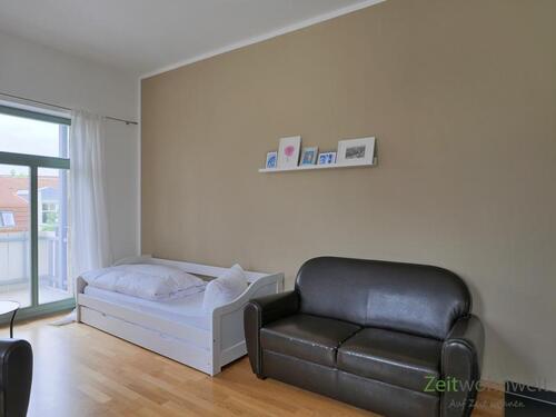Gästebett und Ledersofa - 2 Zimmer Etagenwohnung zur Miete in Dresden