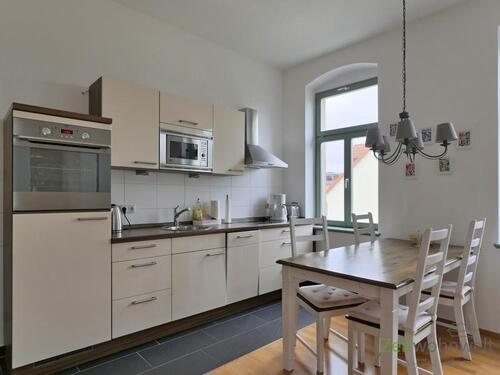 Einbauküche und Esstiisch - 2 Zimmer Etagenwohnung in Dresden