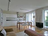 Esstisch und Einbauküche - 3 Zimmer Etagenwohnung zur Miete in Dresden