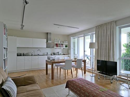 Esstisch und Einbauküche - 3 Zimmer Etagenwohnung zur Miete in Dresden