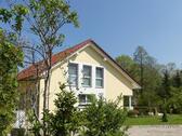 Außenansicht - (EF0521_M) Dresden: Moritzburg, neu möblierte Wohnung in neu gebauten Haus, ruhige Lage, eigener Sitzplatz im Garten