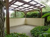 überdachter Sitzplatz im Garten - 