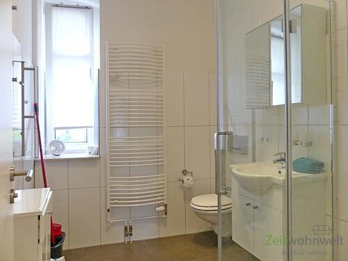 modernes Bad mit bodentiefer Dusche - 