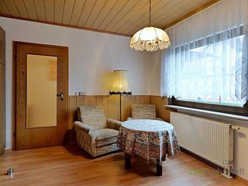 Sessel im Wohnzimmer - (EF0593_M) Jena: Hermsdorf, möbliertes Mini-Apartment mit separatem Hauseingang, WLAN und PKW-Stellplatz