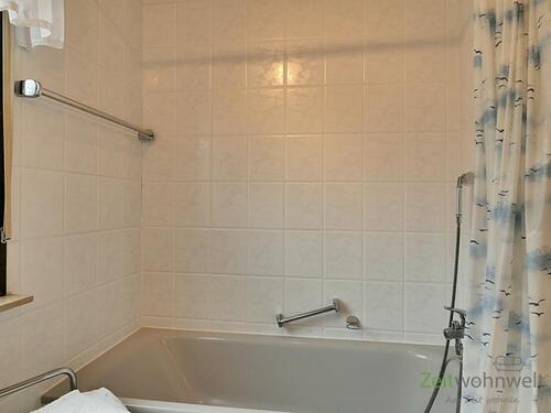 Badewanne - 1 Zimmer Etagenwohnung in Hermsdorf