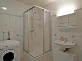 Dusche und Waschbecken - 