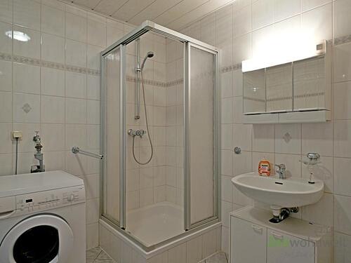 Dusche und Waschbecken - 