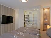 TV und geöffneter Kleiderschrank - 2 Zimmer Etagenwohnung zur Miete in Klettbach