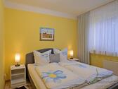 Doppelbett mit Nachtschränkchen - 1 Zimmer Etagenwohnung zur Miete in Erfurt