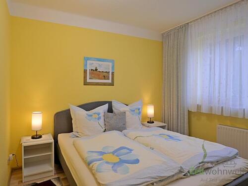 Doppelbett mit Nachtschränkchen - 1 Zimmer Etagenwohnung zur Miete in Erfurt