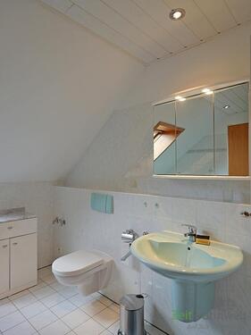 Waschbecken und WC - 