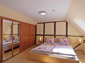 Schlafzimmer mit Einbauschränken - 2 Zimmer Etagenwohnung in Erfurt