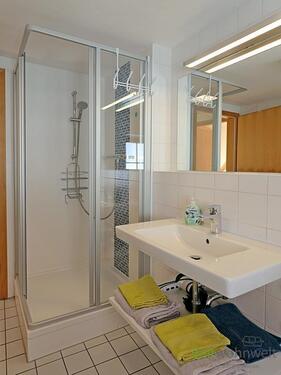 moderne Dusche und Waschtisch - 