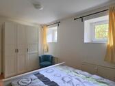 Kleiderschrank und Fenster - 