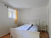 Doppelbett im Schlafzimmer - 
