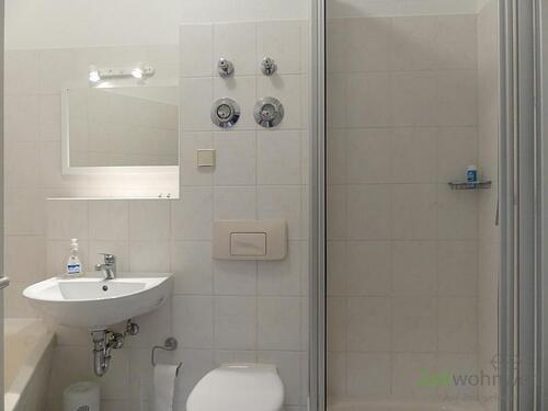separate Dusche und Wanne - 