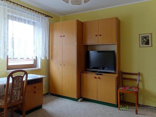 Blick zu Schrank und TV - 1 Zimmer Etagenwohnung zur Miete in Erfurt