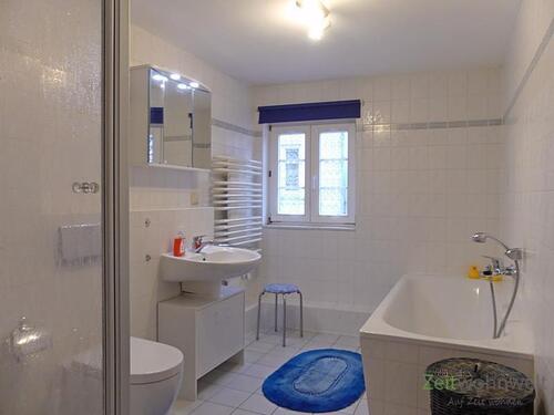 Bad mit Dusche und Wanne - 