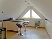 kleine Einbauküche mit Tresen - (EF0293_M) Erfurt: Urbich, moderne Dachgeschosswohnung mit großen Giebelfenstern, WLAN inklusive, Wäscheservice möglich