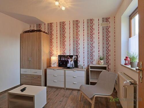 TV und Schrankwand - (EF0366_M) Ilmenau: Wümbach, möbliertes Mini-Apartment mit Sitzecke im Garten, ruhige Wohnlage, Netflix und WLAN inkl.