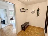 Wohnungsflur mit Garderobe - 