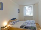 Doppelbett im Schlafzimmer - 